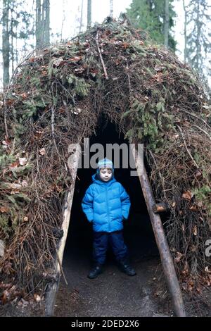 Portrait d'un enfant dans une cabane en sapin Banque D'Images