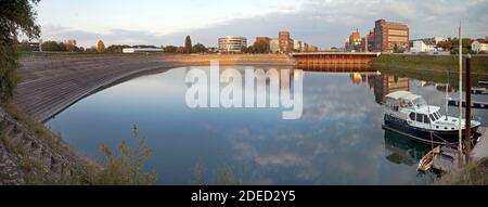 Holzhafen, point tournant du navire dans le port intérieur de Duisburg, Allemagne, Rhénanie-du-Nord-Westphalie, région de la Ruhr, Duisburg Banque D'Images