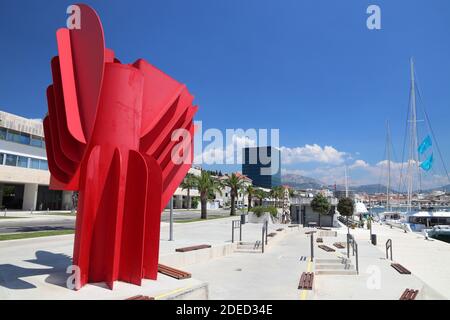 SPLIT, CROATIE - 20 JUILLET 2019 : œuvre d'art de l'espace public appelée Wind Rose par l'artiste visuel Jagoda BUIC à Split. La Croatie comptait 18.4 millions de visiteurs touristiques Banque D'Images