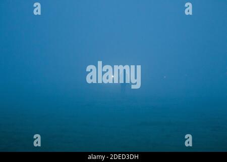 WIMBLEDON LONDRES 30 novembre 2020. Une personne silhouetée marchant tôt le matin sur Wimbledon Common à travers un épais brouillard glacial alors que les températures sont sur le point de baisser au cours des prochains jours. Credit: amer ghazzal / Alamy Live News Banque D'Images