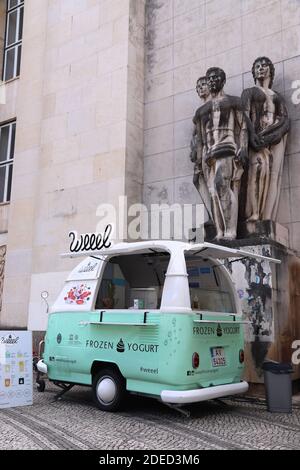 COIMBRA, PORTUGAL - Mai 26, 2018 : Weeel remorque de yogourt glacé au Portugal. Coimbra est le 4e plus grand centre de population au Portugal. Banque D'Images