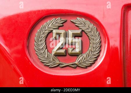 Gros plan du symbole du 25e logo sur le Arrière d'une Lamborghini Countach rouge 25ème édition anniversaire Banque D'Images