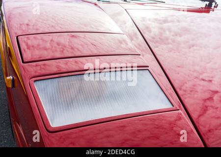 Gros plan des projecteurs et de la carrosserie sur un Red Lamborghini Countach 25e édition anniversaire – photo prise à l'extérieur Banque D'Images