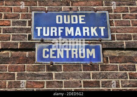 Amsterdam, pays-Bas - panneau de nom de rue. Oude Turfmarkt. Banque D'Images