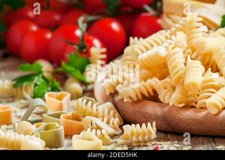 Pâtes non cuites spirales, légumes, herbes et épices, sélectif Banque D'Images