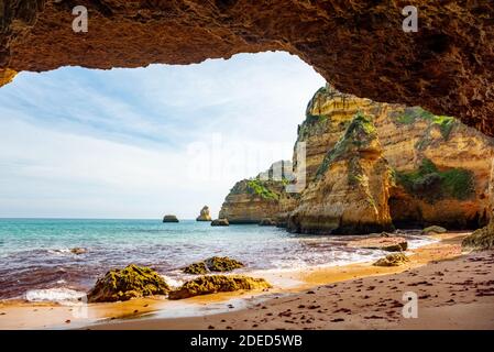 Grottes naturelles et plage, Algarve Portugal. Arches de falaises de sept Vallées suspendues et eaux turquoise sur la côte du Portugal dans la région de l'Algarve Banque D'Images