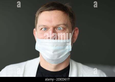 Homme avec un masque médical de protection mal porté. Banque D'Images