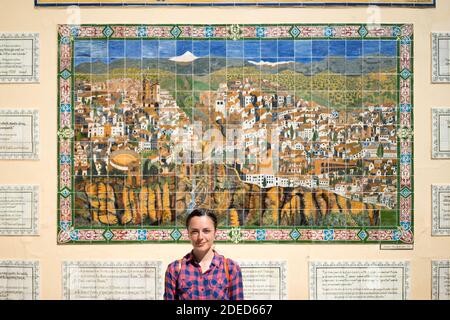 Femme en mosaïque de devant carte de Ronda, Andalousie, Espagne Banque D'Images