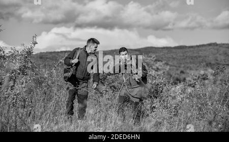 Les forces de l'armée. Camouflage. Les chasseurs de l'homme à coups de fusil. Boot Camp. L'amitié des hommes chasseurs. L'uniforme militaire. Les techniques de chasse et d'armes de l'équipement. Comment transformer la chasse en passe-temps. Aventures dans les voyages. Banque D'Images