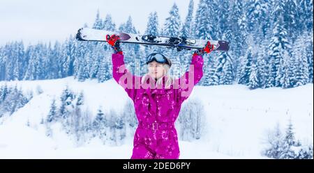 Femme d'âge moyen sur les vacances de neige en montagne Banque D'Images