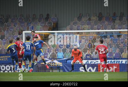 Les fans de découpe de carton regardent l'action depuis le stand lors du match de la coupe de football de la FA, deuxième partie, entre AFC Wimbledon et Crawley Town à Plough Lane à Wimbledon, car les fans sont toujours interdits de regarder le football professionnel en Angleterre du 29 au 2020 novembre. Banque D'Images