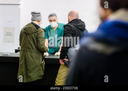 Berlin, Allemagne. 30 novembre 2020. Allemagne, Berlin, 30 novembre 2020 : personnes de test en attente à la réception d'un centre de test rapide Covid-19 à Berlin Kreuzberg. Le nombre de cas Corona en Allemagne reste pratiquement inchangé malgré la mise en place de la « lumière de verrouillage » depuis le 2 novembre 2020. À partir de novembre 23, 2020 jusqu'à 500 personnes seront testées quotidiennement pour le virus corona sous la supervision médicale du Dr Dietmar Peikert und Sevim Saygin à l'installation de test Covid-19 à Prinzessinnenstraße 14, exploitée par KDP BioMed GmbH. (Photo de Jan Scheunert/Sipa USA) crédit: SIPA USA/Alay Live News Banque D'Images