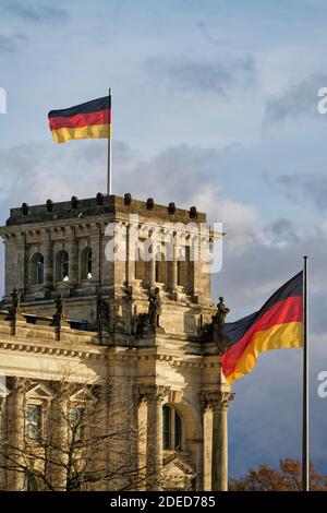 Berlin, Reichstag, Parlament und Bundestag, Deutsche Nationalflagge | Berlin, Reichstag construisant le drapeau national allemand Banque D'Images