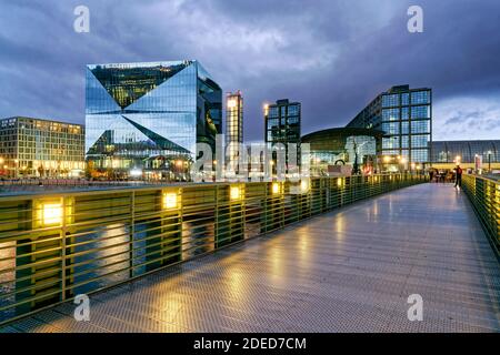 Cube Berlin, modernes Buerogebaeude am Washingtonplatz, Hauptbahnhof. Glassfade, Spiegelung, Architekturbuero 3XN ,Gustav-Heinemann-Bruecke, Banque D'Images