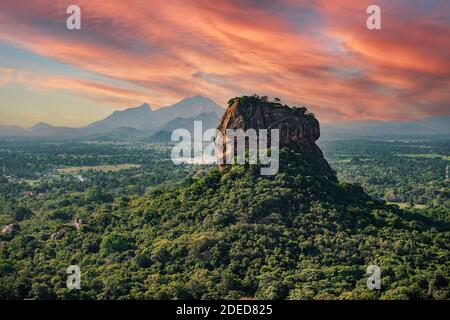 Vue spectaculaire sur le rocher du Lion entouré d'une végétation riche et verte. Photo prise du rocher de Pidurangala à Sigiriya. Banque D'Images