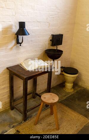 Table de cellules de prison et toilettes restaurées dans la partie mâle de la prison victorienne, Lincoln Castle, Lincs., Royaume-Uni. Banque D'Images