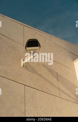 Caméra de surveillance dans un bâtiment à ciel bleu Banque D'Images