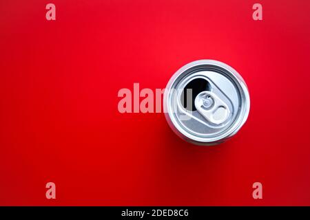 Une couche plate d'aluminium peut être ouverte sur fond rouge avec copier l'espace Banque D'Images