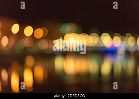 bokeh nocturne avec réflexion sur l'eau Banque D'Images