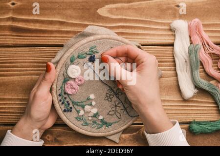 la main de la femme est brodée avec un tissu indigène tribal. Motif de couture. Broderie dans le cadre brodé. Travaux d'aiguille faits main Banque D'Images