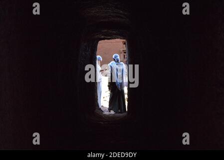 Lalibela/Ethiopie – 12 avril 2019 : les chrétiens pèlerins dans les tunnels reliant les églises de Lalibela Banque D'Images