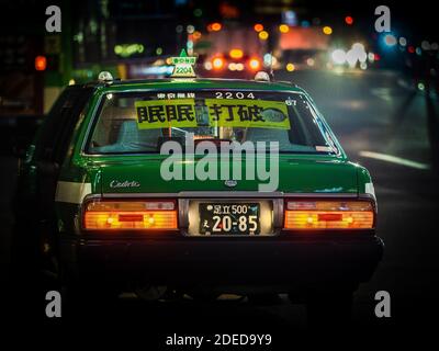 Tokyo taxi la nuit avec panneau lumineux. Tokyo Night taxi. Banque D'Images