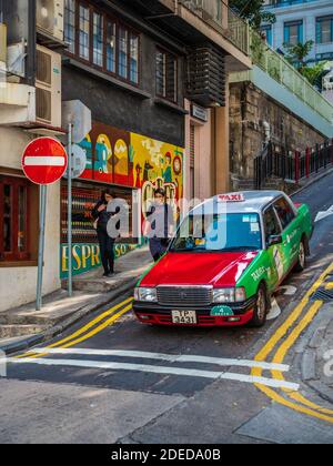 Hong Kong taxi Aberdeen Street une des rues escarpées de Hong Kong - Hong Kong taxi descend une colline escarpée dans le quartier central. Banque D'Images