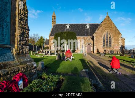 Athelstaneford, East Lothian, Écosse, Royaume-Uni, 30 novembre 2020. Les membres du groupe d'art East Linton visitent l'église à l'emplacement du National Flag Heritage Centre, sur le site historique du lieu de naissance du drapeau national écossais Banque D'Images