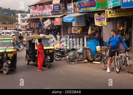 Activité sur la rue principale de Port Blair dans les îles Andaman avec des façades de magasins et des gens passant par, une scène typique de pays du tiers monde Banque D'Images