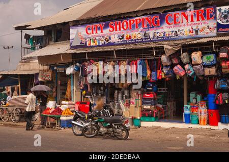 Activité sur la rue principale de Port Blair dans les îles Andaman avec des façades de magasins et des gens passant par, une scène typique de pays du tiers monde. Banque D'Images