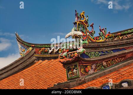 Une section d'une partie exquise et très décorative du toit d'un temple chinois avec des figures et des animaux, à Malacca, en Malaisie Banque D'Images