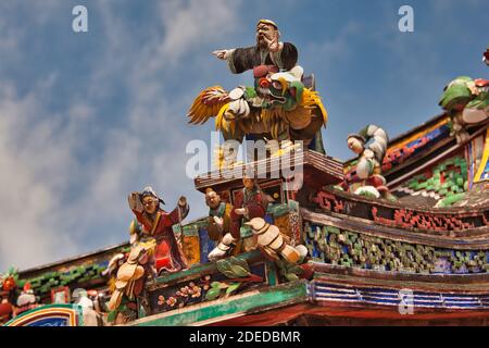 Une section d'une partie exquise et très décorative du toit d'un temple chinois avec des figures et des animaux, à Malacca, en Malaisie Banque D'Images
