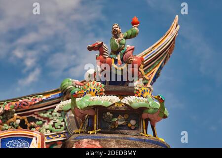 Une section d'une partie exquise et très décorative du toit d'un temple chinois avec des figures et des animaux, à Malacca, en Malaisie Banque D'Images