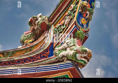 Une section d'une partie exquise et très décorative du toit d'un temple chinois avec des figures et des animaux, à Malacca, en Malaisie Banque D'Images