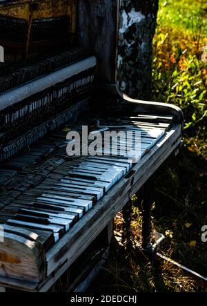 Gros plan sur un piano abandonné épaté, assis à l'extérieur. . Photo de haute qualité Banque D'Images