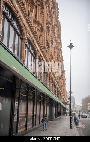 Knightsbridge, Londres, Royaume-Uni. 30 novembre 2020. Le grand magasin de luxe Harrods de Knightsbridge reste fermé pendant les restrictions actuelles de verrouillage de Covid-19, qui seront légèrement réduites à partir du 2 décembre, alors que Londres passe au niveau 2. Crédit : Malcolm Park/Alay Live News. Banque D'Images