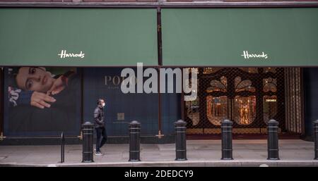 Knightsbridge, Londres, Royaume-Uni. 30 novembre 2020. Le grand magasin de luxe Harrods de Knightsbridge reste fermé pendant les restrictions actuelles de verrouillage de Covid-19, qui seront légèrement réduites à partir du 2 décembre, alors que Londres passe au niveau 2. Crédit : Malcolm Park/Alay Live News. Banque D'Images