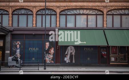 Knightsbridge, Londres, Royaume-Uni. 30 novembre 2020. Le grand magasin de luxe Harrods de Knightsbridge reste fermé pendant les restrictions actuelles de verrouillage de Covid-19, qui seront légèrement réduites à partir du 2 décembre, alors que Londres passe au niveau 2. Crédit : Malcolm Park/Alay Live News. Banque D'Images