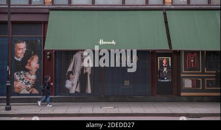 Knightsbridge, Londres, Royaume-Uni. 30 novembre 2020. Le grand magasin de luxe Harrods de Knightsbridge reste fermé pendant les restrictions actuelles de verrouillage de Covid-19, qui seront légèrement réduites à partir du 2 décembre, alors que Londres passe au niveau 2. Crédit : Malcolm Park/Alay Live News. Banque D'Images