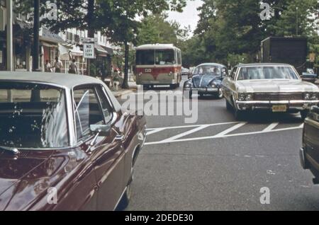 Appeler une radio de trajet envoyé porte-à-porte bus fait son chemin à travers la circulation à Haddonfield; New Jersey. Ca. 1974 Banque D'Images