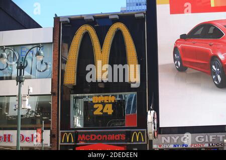 NEW YORK - 18 2019 mai : l'un des restaurants McDonald's de la place du temps de New York. McDonald's est l'un des plus grands restaurants de restauration rapide au monde Banque D'Images