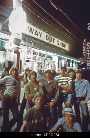 'Photos des années 1970 (1973) - onze membres de la classe de diplômés de l'école secondaire gibault; waterloo; iowa; posent devant la boutique ''Way Out'' sur ''The Strip;'' zone d'amusement près du barrage de Bagnell. Les jeunes visitent la région lors de leur « voyage de découverte ». (Lac de la région Ozarks Missouri) ' Banque D'Images