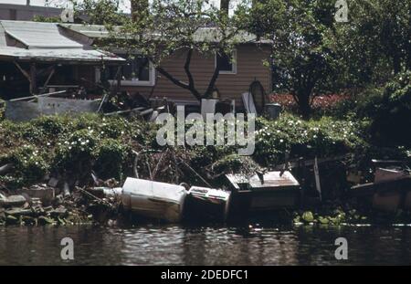 'Photo des années 1970 (1973) - le propriétaire sur la rivière Duwamish utilise un lave-linge, un poêle et du béton mis au rebut pour empêcher l'érosion de la rive de la rivière' Banque D'Images