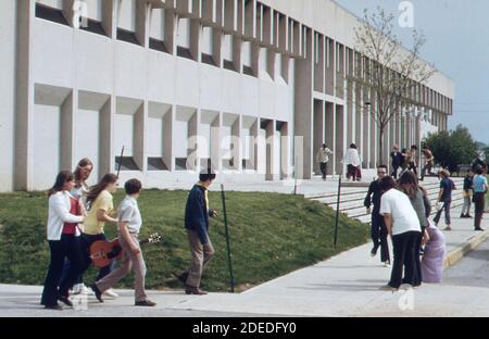 Photos des années 1970 (1973) - Southside Junior High School; construit en 1969 (lieu: Columbus; région de l'Indiana) Banque D'Images