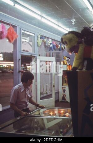 'Photos des années 1970 (1973) - Jeux de Pinball dans un garage rénové Sur ''le Strip;' un terrain de jeu commercial commençant au barrage de Bagnell et se tordant environ un mile le long de la crête Sommet au sud (région du lac Ozarks Missouri) ' Banque D'Images