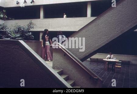 Photos des années 1970 (1973) - cour intérieure de l'école secondaire Southside Junior (lieu : Columbus; région de l'Indiana) Banque D'Images