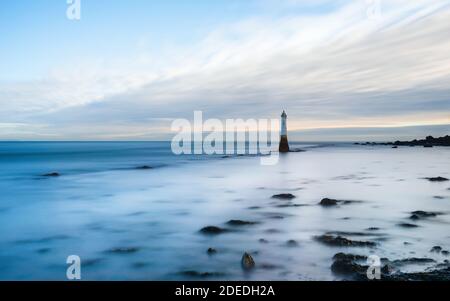 Exposition de longue date de Lighthouse à High Tide à Shaldon à Devon en Angleterre, Royaume-Uni, Europe Banque D'Images