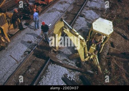 L'équipage de l'emprise du Southern Railway; utiliser de la machinerie pour enlever et remplacer les anciennes traverses de chemin de fer ca. 1974 Banque D'Images