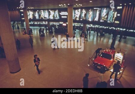 Affichage de nouvelles voitures et comptoirs de billets de train Amtrak en arrière-plan à la gare Penn Station de New York (Pennsylvania Station) en 1974 ca. 1974 Banque D'Images