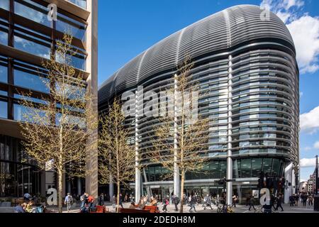 Vue oblique de l'élévation est, avec le point à nez de taureau qui s'enroule autour du coin dans Cannon Street. Le bâtiment Bloomberg est sur la gauche, le sont Banque D'Images